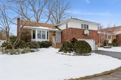 2163 Jackson Pl, North Bellmore, NY 11710-1188