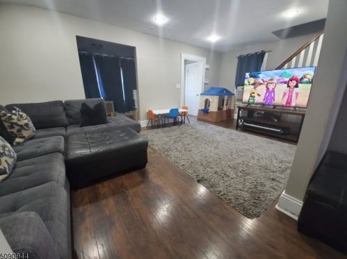 620 Galvin Ave, Roselle, NJ 07203-1510
