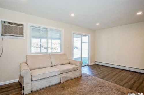 288 Greenbelt Pkwy, Holtsville NY  11742-2231 exterior