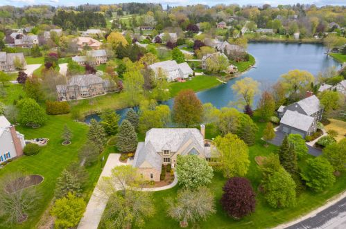 10440 Beechwood Dr, Thiensville, WI 53092-5977