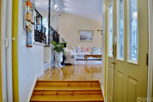 6 Joray Ct, East Brunswick, NJ 08816-3936