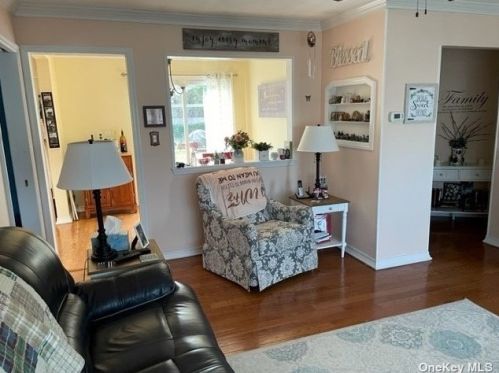 406 Old Farmingdale Rd, Babylon NY  11704-6424 exterior