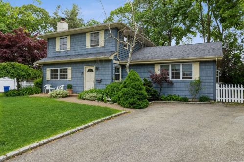 29 Victor Dr, Elwood, NY 11731-6421