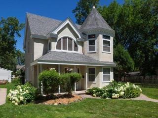 2533 18th Ave, Saint Paul, MN 55109-1824