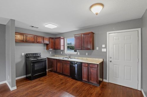 2004 Cedar Crest Blvd, Dallas TX 75203-4316 exterior