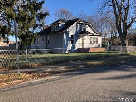 26 Bell Ave, Blue Point, NY 11715-1107