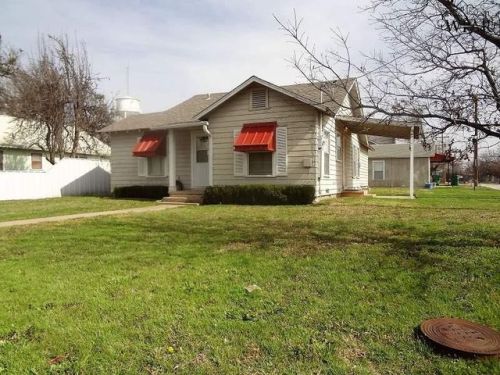 502 Main St, Henrietta, TX 76365-2136
