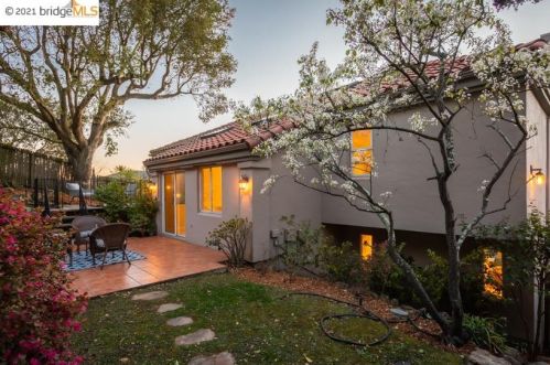 5525 Balboa Dr, Oakland CA 94611-2313 exterior