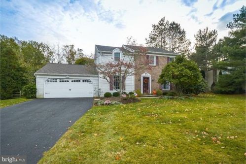 36 Brae Bourne Dr, Southampton, PA 18954-1417