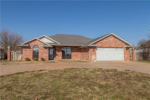 202 Clark St, Hinton, OK 73047-9033