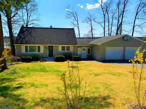 89 Bearfort Rd, West Milford Lakes, NJ 07480-1401