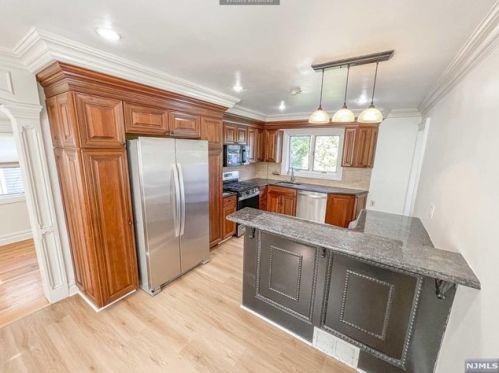 582 Clarendon Ct, River Edge NJ  07661-2136 exterior