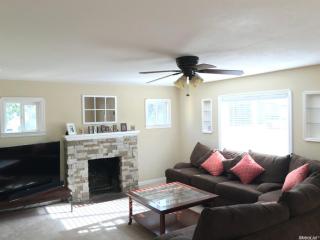 1016 Park Ave, Escalon, CA 95320-1645
