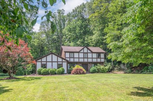 29 Carriage House Dr, Danbury CT  06810-8206 exterior