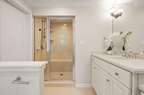 7607 Lake Dr, Milwaukee WI  53217-2909 exterior