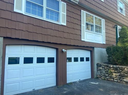 17 Lily Cir, Bridgeport, CT 06611-1611