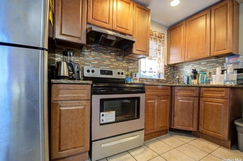 39 John St, Roosevelt, NY 11575-1719