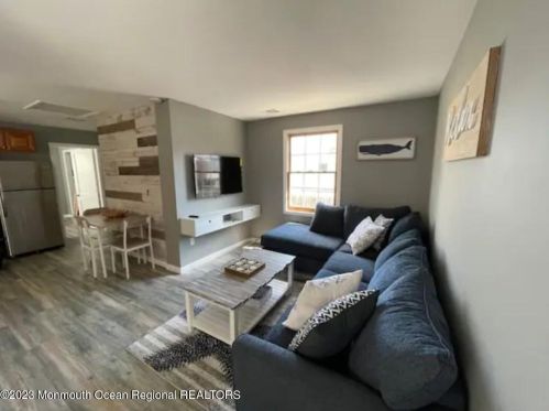 318 Hamilton Ave, Pelican Island NJ  08751-2324 exterior