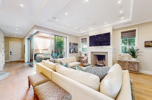 2691 Crestview Dr, Newport Beach CA  92663-5626 exterior