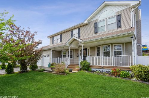 73 Cameron Ave, Babylon, NY 11702-2531