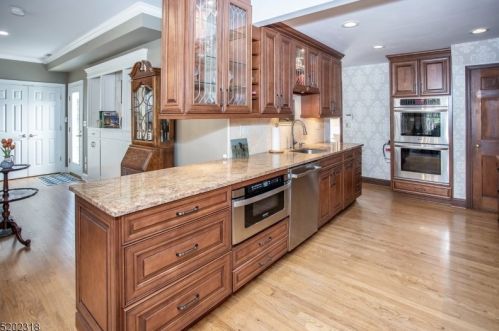 42 King George Rd, Warren NJ  07059-7045 exterior