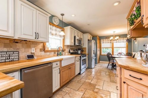 755 Hancock Pl, North Lindenhurst NY  11757-6904 exterior