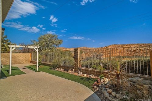 28543 Calex Dr, Santa Clarita, CA 91354-1525