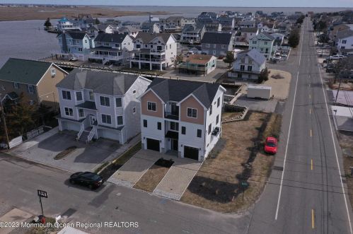 1217 Niihau Dr, Lacey NJ  08731-4702 exterior