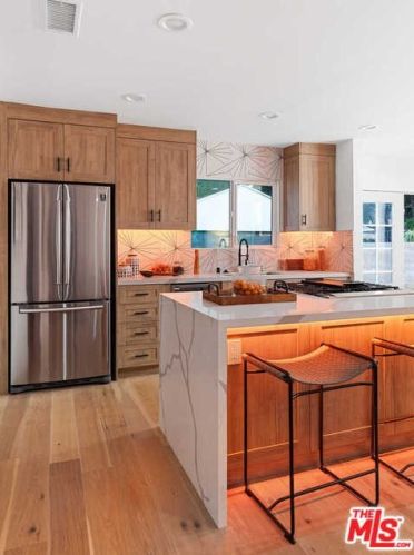 14322 Collins St, Van Nuys CA  91401-4612 exterior