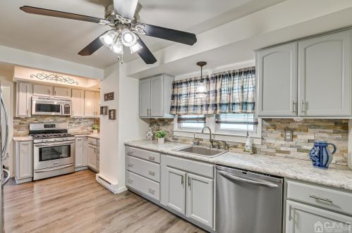 20 Lillian Ter, Woodbridge NJ  07095-3322 exterior