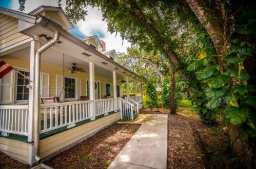 700 French Creek Ln, Fort Pierce, FL 34982-8301
