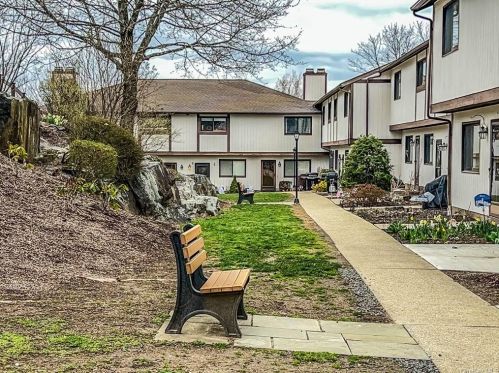 27 Crows Nest Ln, Danbury CT  06810-7056 exterior