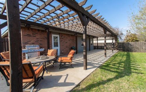 5128 Cliff Oaks Dr, Fort Worth TX  76179-2394 exterior