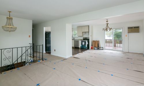 9 Lyn Pl, Babylon, NY 11704-6411