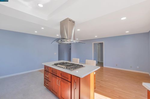 701 Begonia Dr, San Leandro CA  94578-3804 exterior