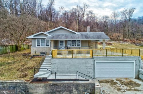 860 2nd St, Mount Wolf, PA 17347-9506