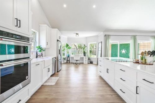 3905 Caney Creek Rd, Austin, TX 78732-2215
