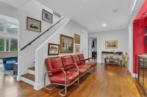 55 Trumbull Rd, Waterford, CT 06385-2731