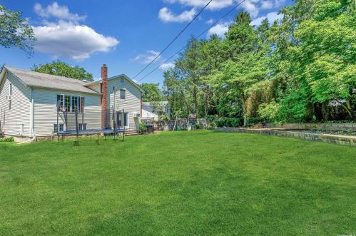 6 Stuart Ct, Huntington Station NY  11746-4237 exterior