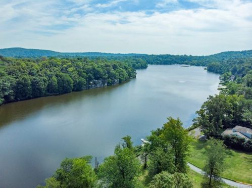 283 Mamanasco Rd, Ridgefield CT  06877-2425 exterior