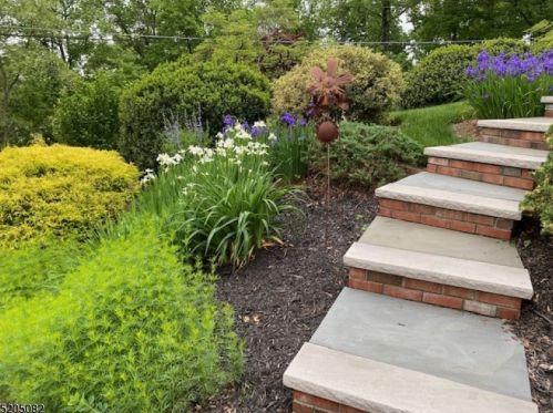 70 Leamoor Dr, Greystone Park, NJ 07950-1923