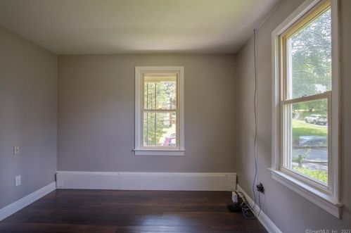 27 Oak St, Norwich, CT 06360-5133