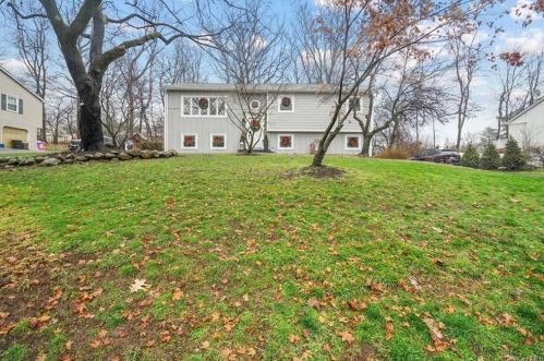 575 Babbling Brook Ln, Valley Cottage, NY 10989-1503