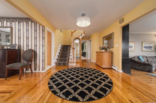 2131 Valentines Rd, Westbury, NY 11590-5847