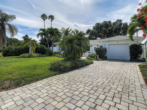 648 Normandy Rd, Saint Petersburg, FL 33708-2371