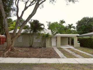 7200 6th St, Miami, FL 33126-4222