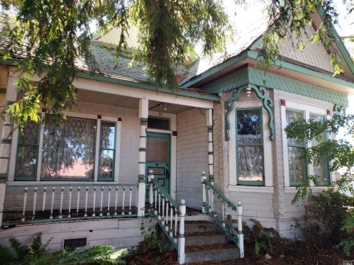 19 Valley St, Willits, CA 95490-3845