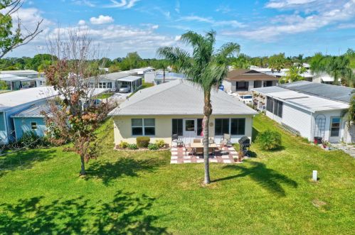 4 El Portal Ln, Fort Pierce, FL 34952-7918