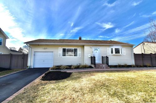 1040 Thompson Dr, Bayshore, NY 11706-6210