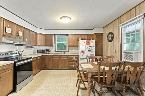 7 Hamilton Ct, Norwich CT  06360-4811 exterior